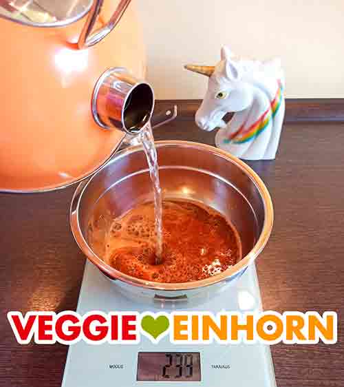 Der Instant Espresso wird mit heißem Wasser aufgegossen. Heißes Wasser zum löslichen Espressopulver zufügen