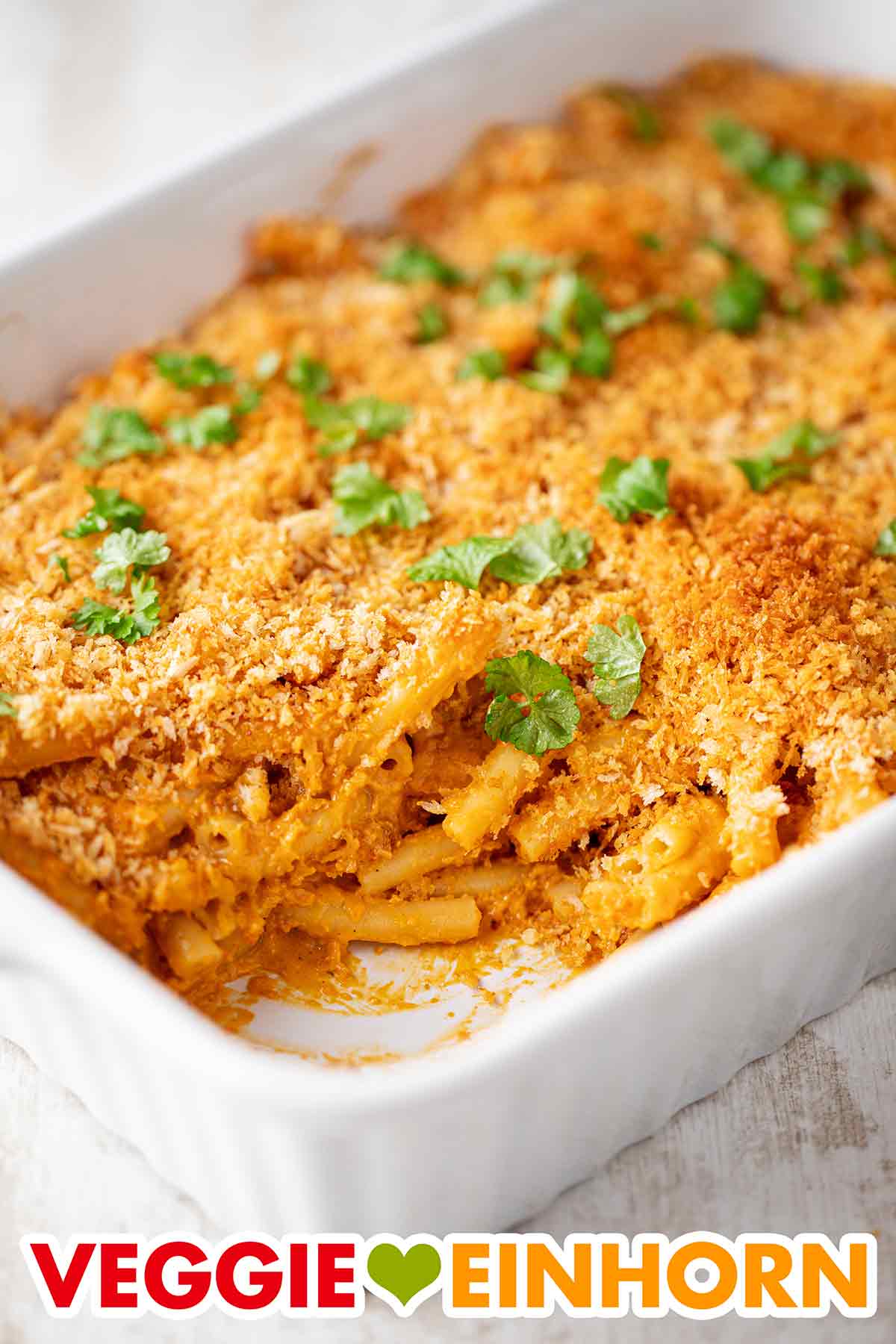 Die veganen Mac and Cheese sind mit einer veganen Käsesoße und Pankomehl überbacken. Vegane Mac and Cheese in einer Auflaufform