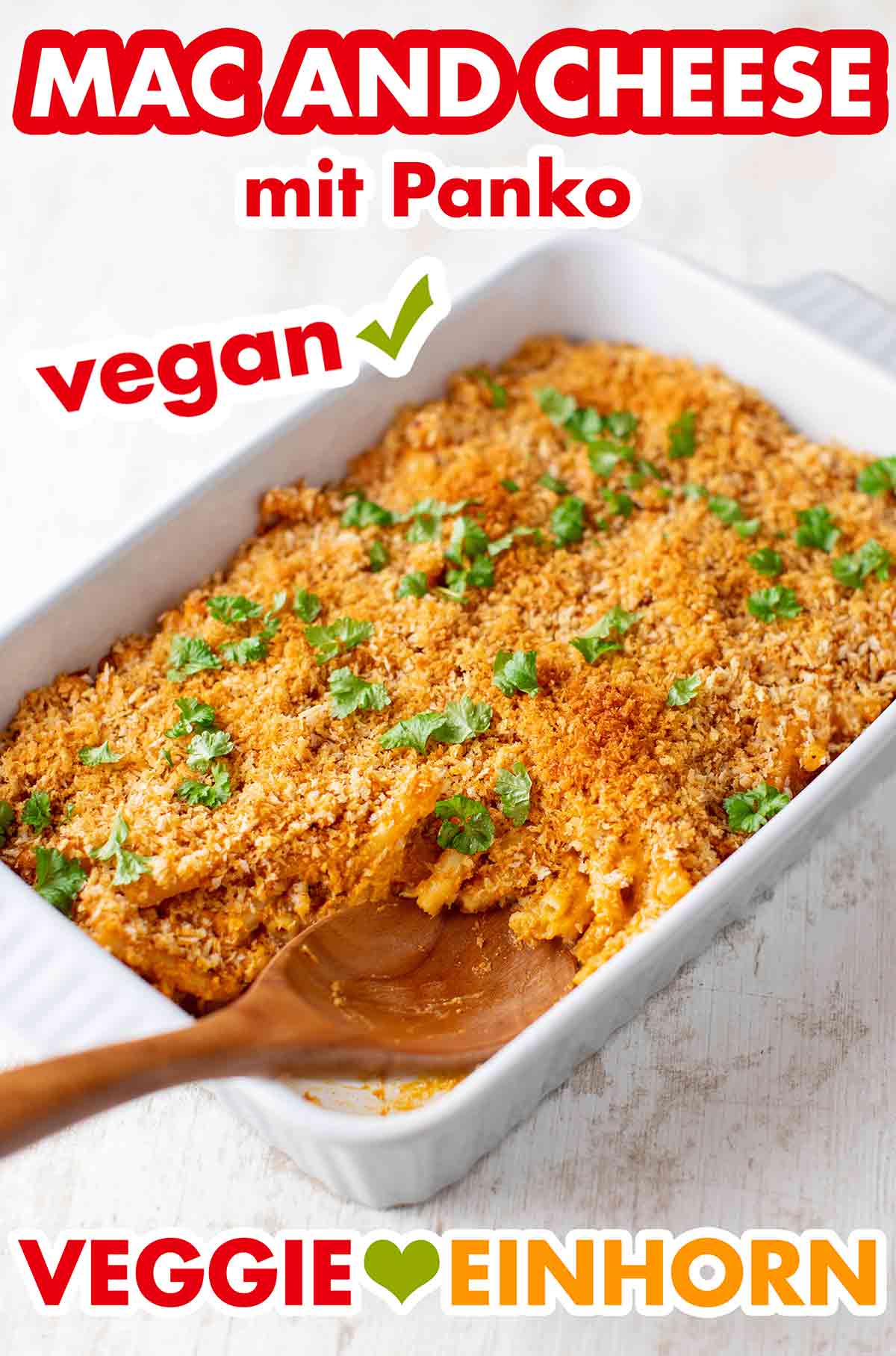 Die veganen Mac and Cheese sind cremig und käsig. Auflaufform mit veganem Mac and Cheese mit Panko