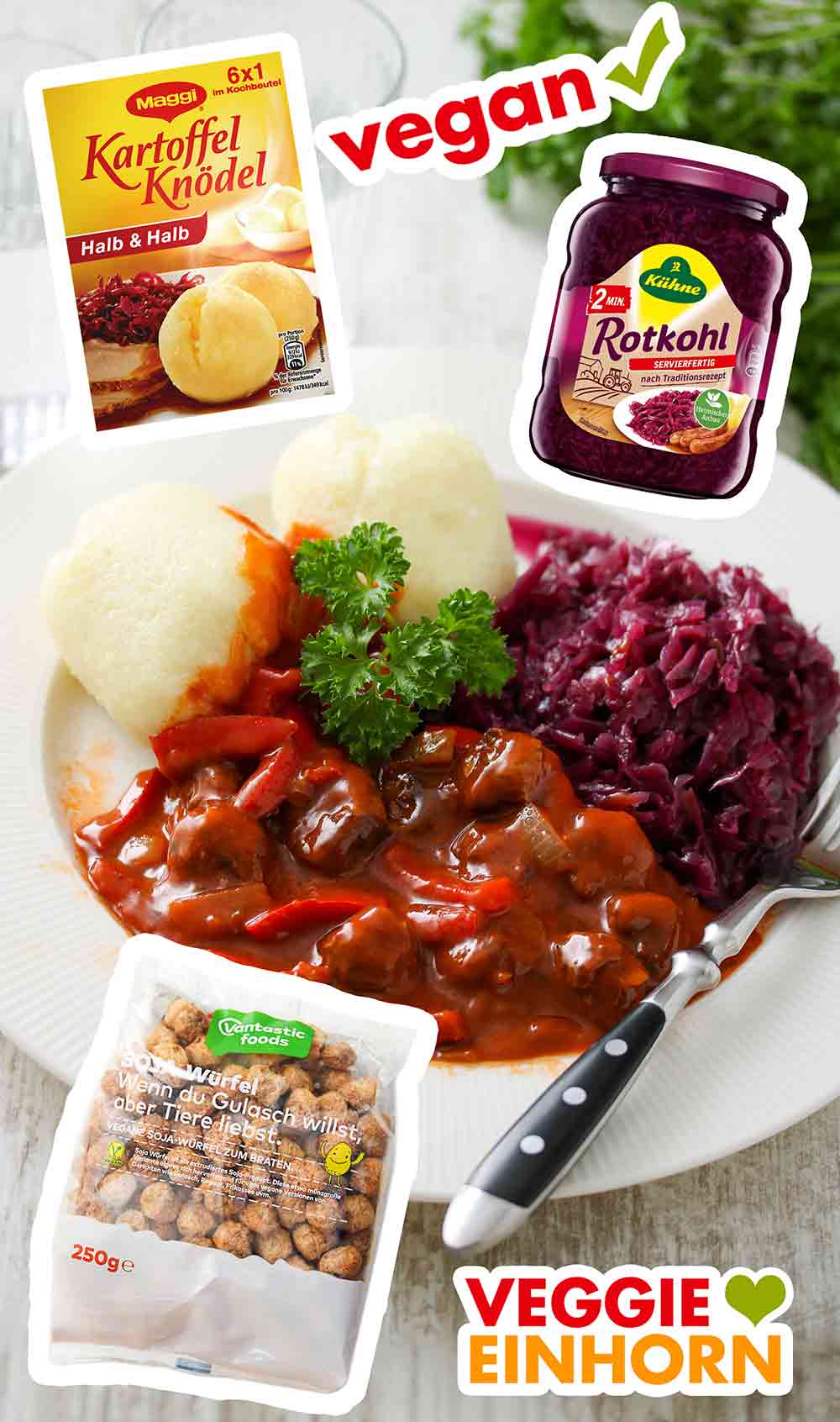 Vegane Kartoffelknödel von Maggi mit veganem Gulasch und Kühne Rotkohl. Ein Teller mit Maggi Kartoffelknödeln, veganem Gulasch und veganem Rotkohl