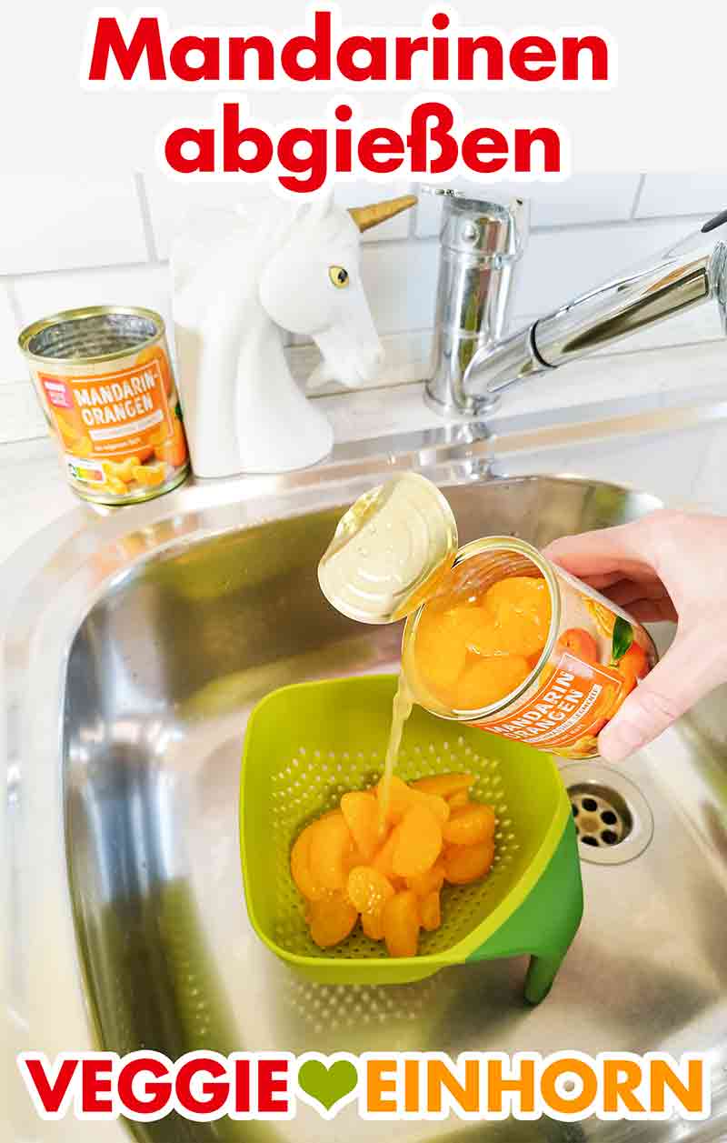 Die Mandarinen aus der Dose werden abgegossen. Abgießen der Mandarinen aus der Dose in einen Durchschlag