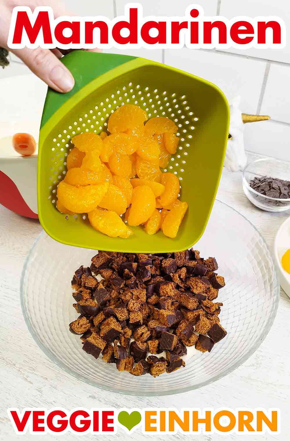 Die Mandarinen aus der Dose sind die dritte Schicht. Die abgetropften Mandarinen werden auf die Lebkuchen gegeben.