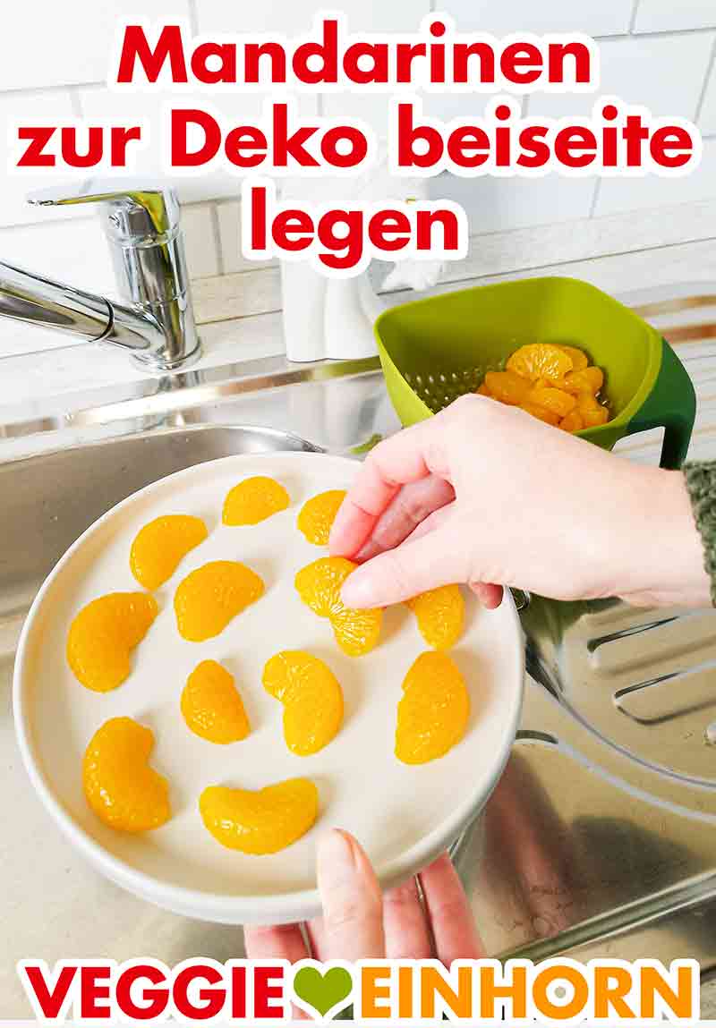 Du kannst einige Mandarinen beiseite legen und später zur Dekoration des Desserts verwenden. Einige Mandarinen werden auf einen Teller gelegt.