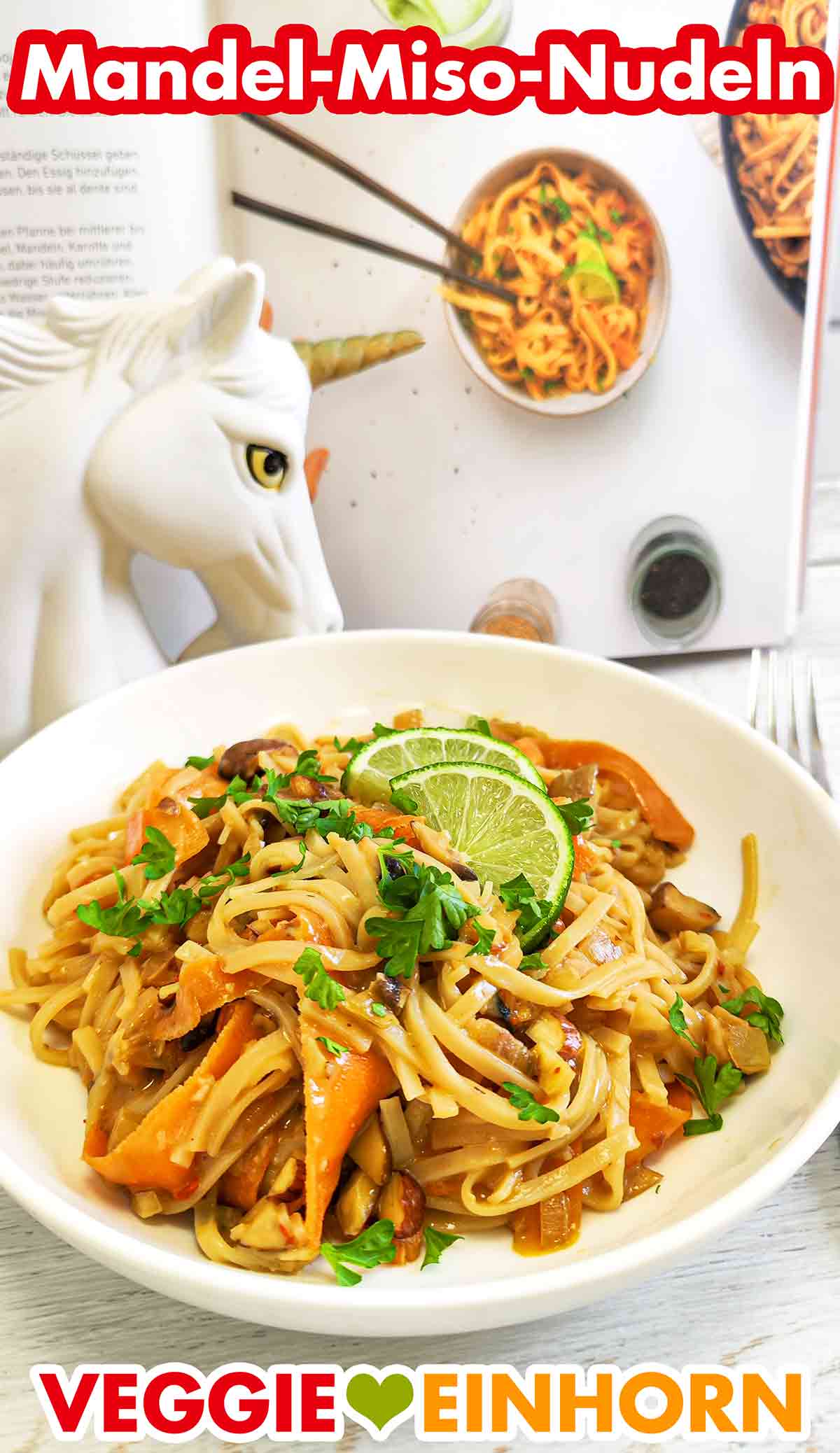 Die Soße für die Mandel Miso Nudeln ist aus Reisessig, Hefeflocken, Sojasoße, Miso und Mandelmus. Ein Teller mit Mandel-Miso-Nudeln und das Buch All Day Vegan von Mina Rome
