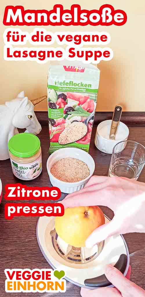 Auspressen der Zitrone mit der Zitruspresse Zitrone pressen für die Mandelsoße