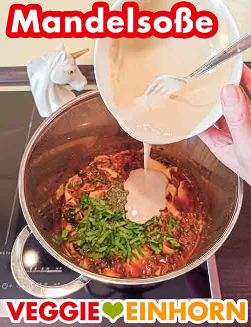 Du kannst auch etwas von der Soße als Topping für die Lasagne Suppe aufheben Die Mandelsoße wird in den Topf zugefügt