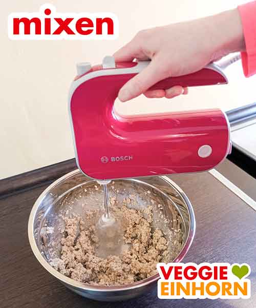 Die vegane Butter, Zucker und Vanillezucker mixen Margarine und Zucker mit Handmixer mixen