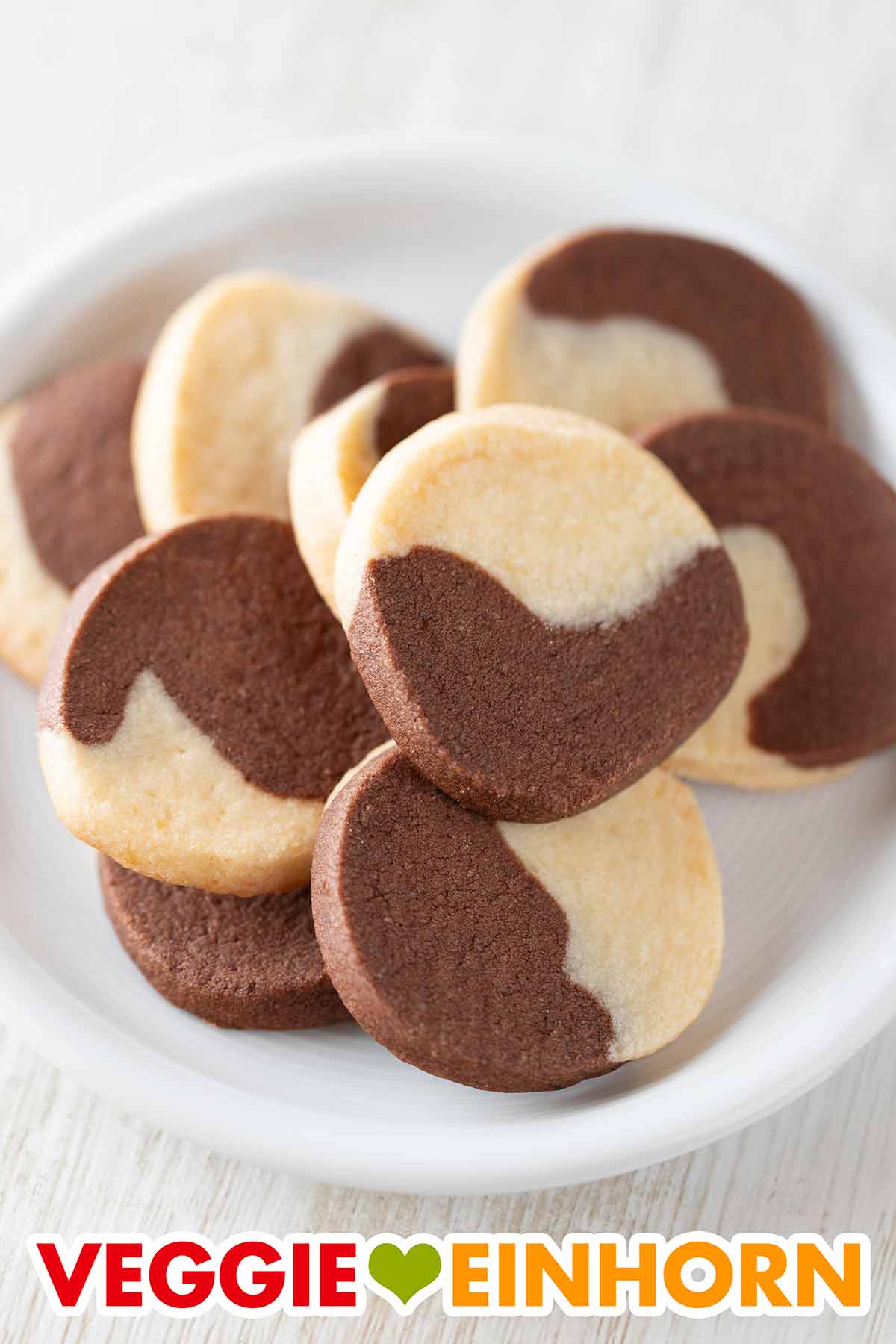 Die veganen Marmorplätzchen zum rollen und schneiden sind schnell gemacht. Vegane Marmortaler mit Marzipan