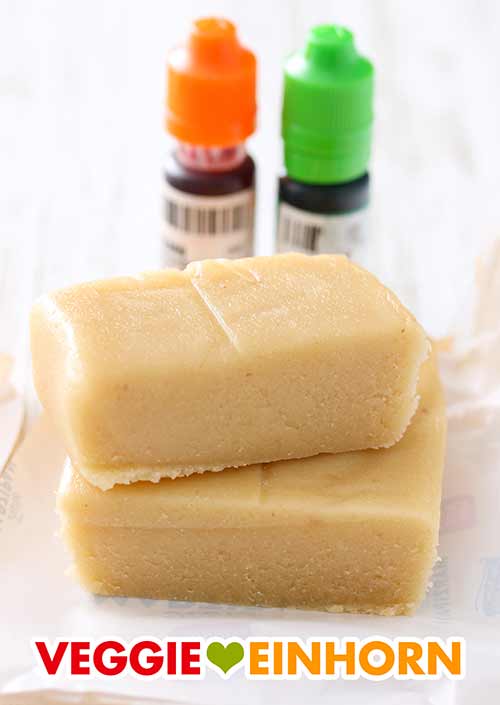 Vegane Lebensmittelfarbe und Marzipan Rohmasse Marzipanrohmasse und zwei Fläschchen vegane Lebensmittelfarbe