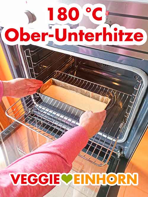Backform mit Teig auf dem Gitter des Ofens Der Kuchen wird in den Backofen geschoben