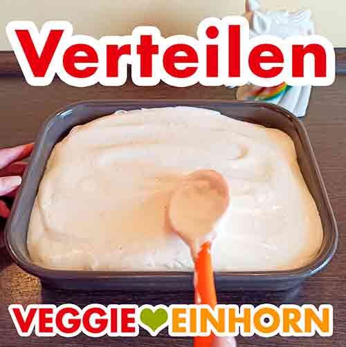 Die vegane Mascarpone Creme glatt streichen. Mascarpone Creme verteilen