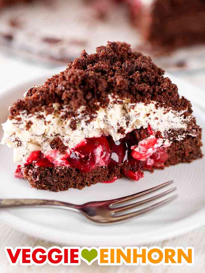Kuchenteller mit veganem Maulwurfkuchen mit Kirschen