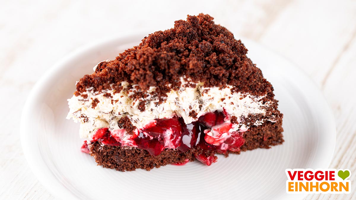 Veganer Maulwurfkuchen mit Kirschen