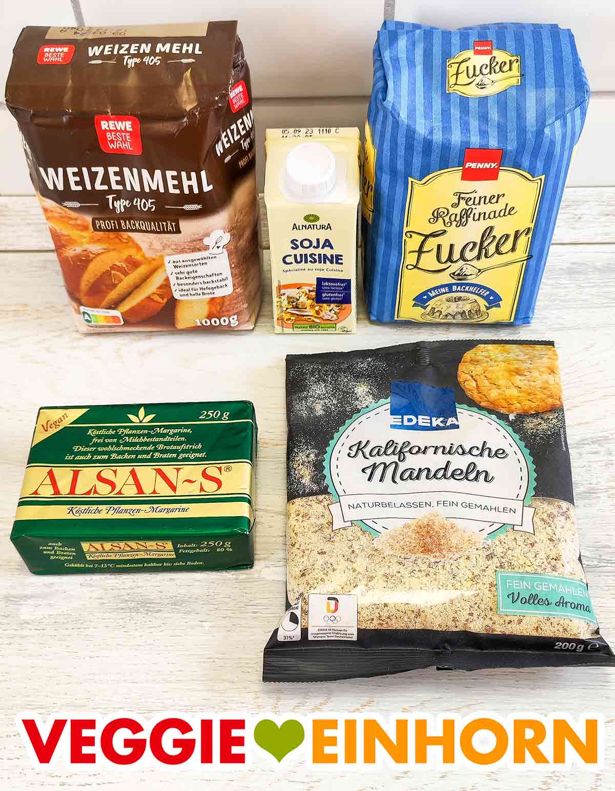 Mehl, Sojasahne, Zucker, vegane Butter, gemahlene Mandeln