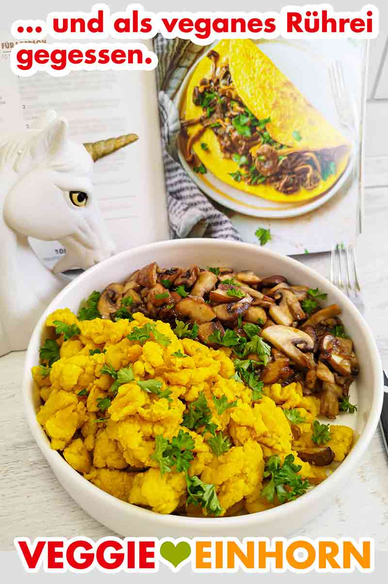 Das vegane Rührei aus Kichererbsenmehl und veganem Joghurt schmeckte sehr gut zu den Pilzen. Veganes Kichererbsen Rührei und Pilze auf einem Teller