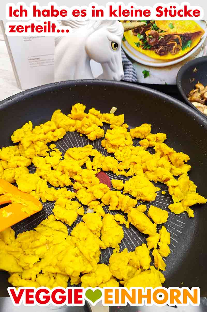 Ich habe das Omelett mit zwei Pfannenwendern zerkleinert und ein veganes Rührei daraus gemacht. Zerteilen des Kichererbsenomelettes in kleine Stücke