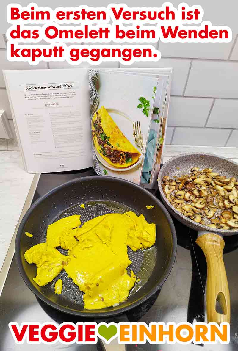Das vegane Kichererbsenomelett ist beim Wenden zerfallen. Beim Wenden zerfallenes veganes Omelett in der Pfanne