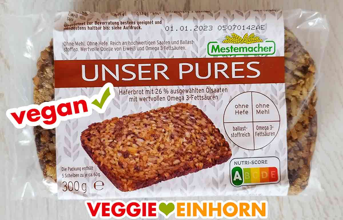 Das Mestemacher Unser Pures ist ein veganes Haferbrot mit Leinsamen, Sonnenblumenkernen und Kürbiskernen. Eine Packung Unser Pures Brot von Mestemacher