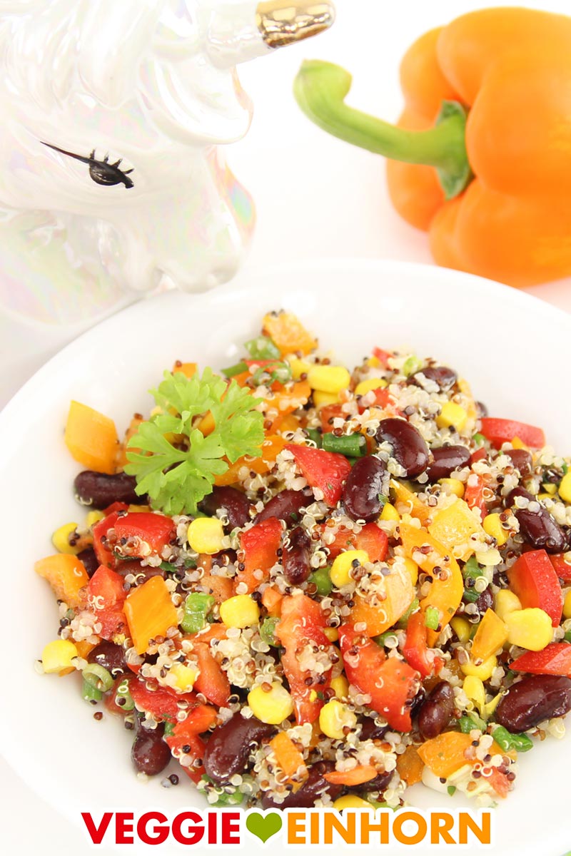 Quinoa Salat mit Paprika Mexikanischer Quinoa Salat auf einem Teller