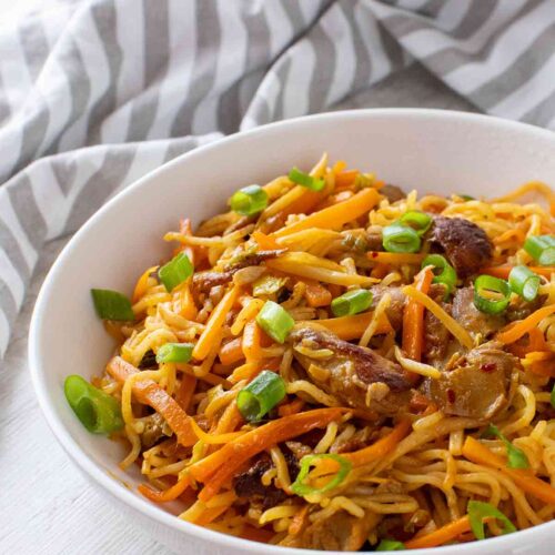 Teller mit Asia Nudeln und veganem Hähnchen
