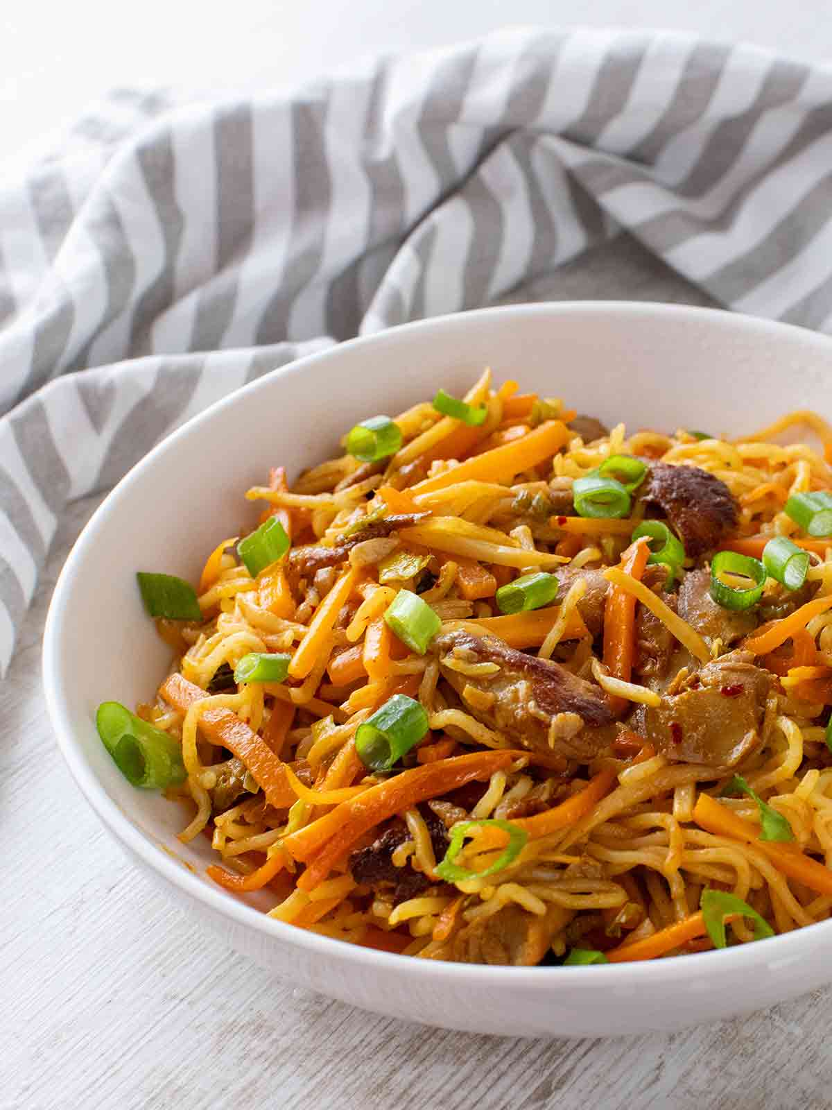 Teller mit Asia Nudeln und veganem Hähnchen
