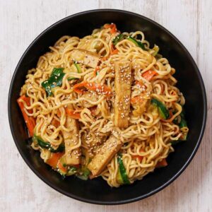 Vegane Mie Nudeln mit Tofu und Gemüse