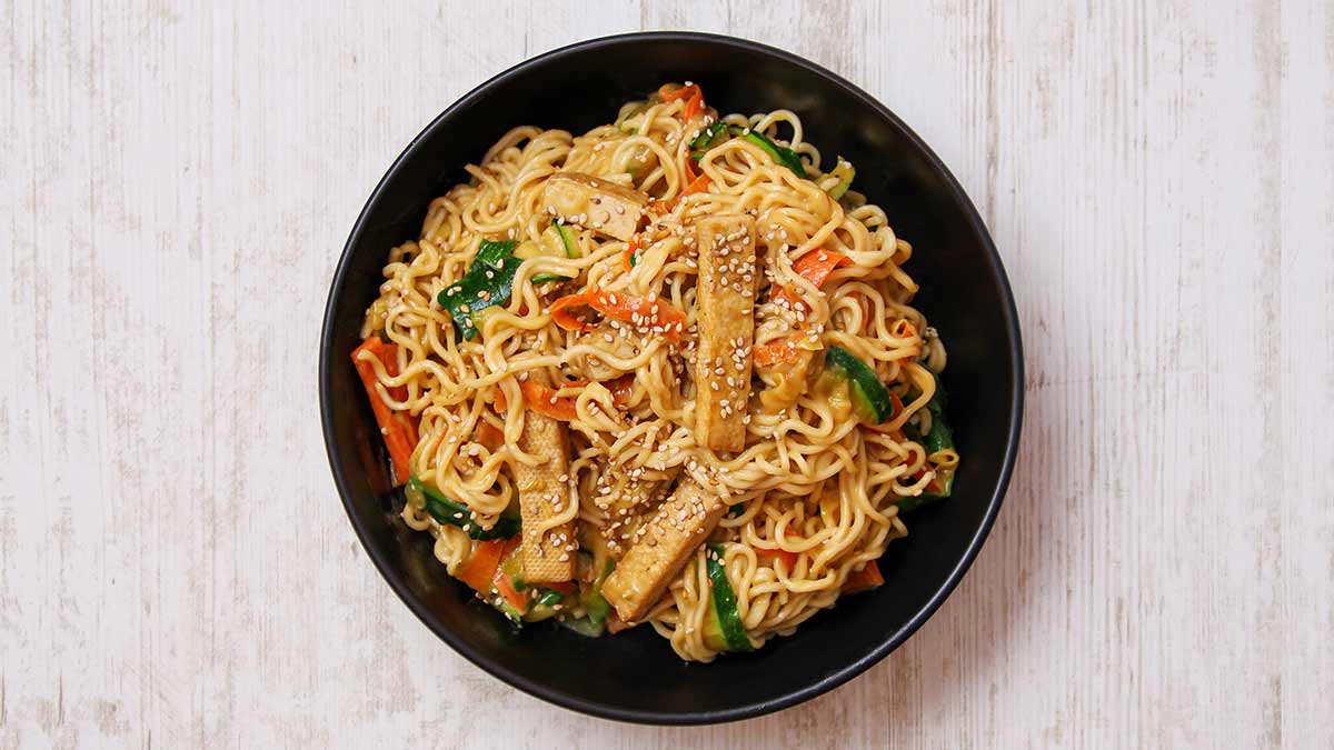 Die Mie Nudeln mit Tofu sind vegetarisch und vegan. Vegane Mie Nudeln mit Tofu und Gemüse