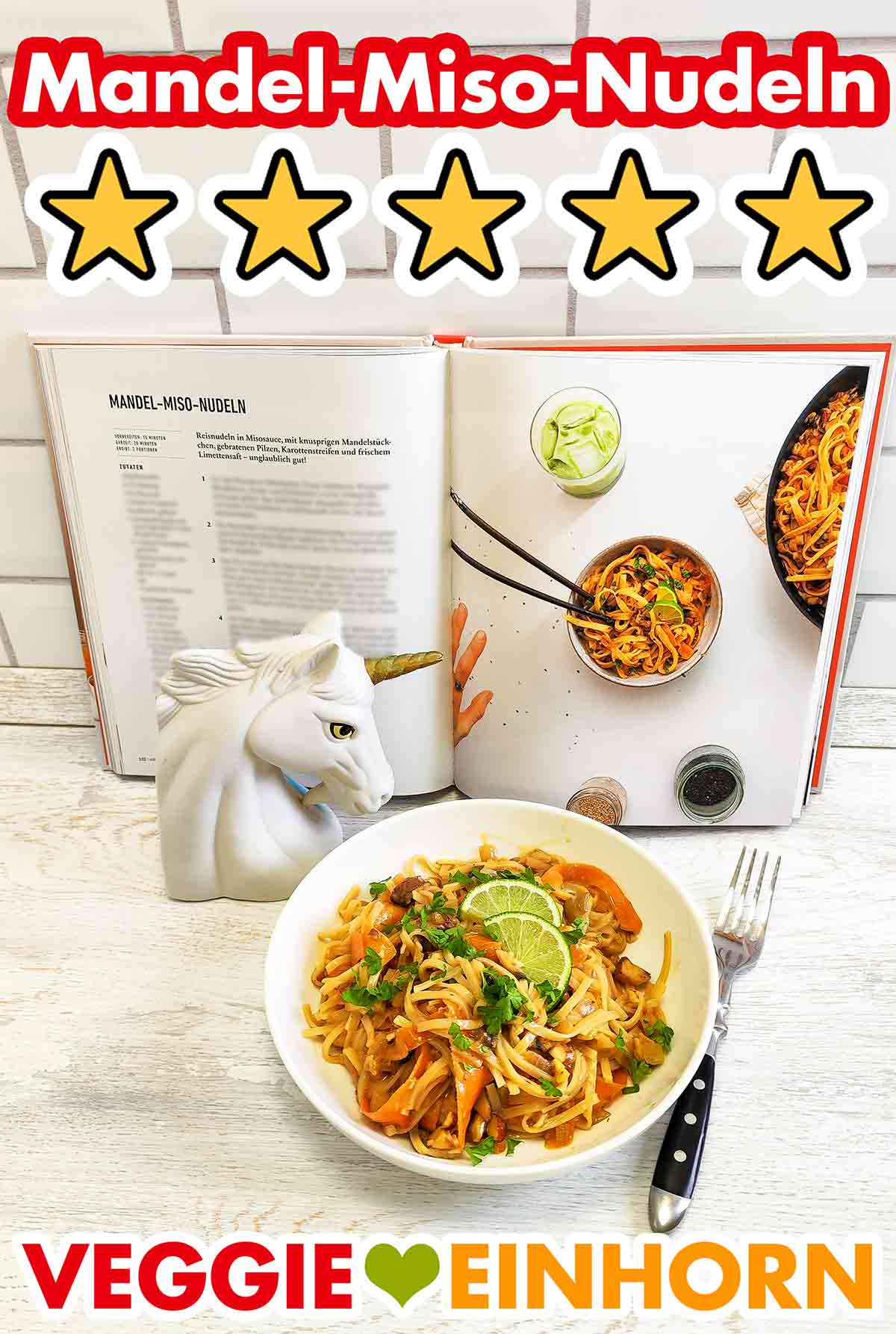 Die Mandel-Miso-Nudeln sind ein sehr gutes veganes Rezept mit Reisnudeln, Möhren, Champignons und gehackten Mandeln. Mandel Miso Nudeln aus dem Buch All Day Vegan von Mina Rome