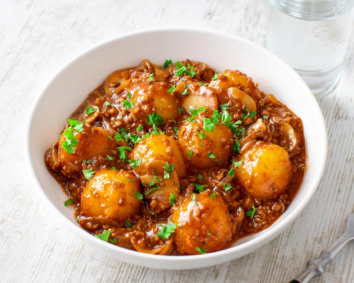 Vegane Mini Knödel Pfanne mit Hackfleisch, Pilzen und Zwiebeln
