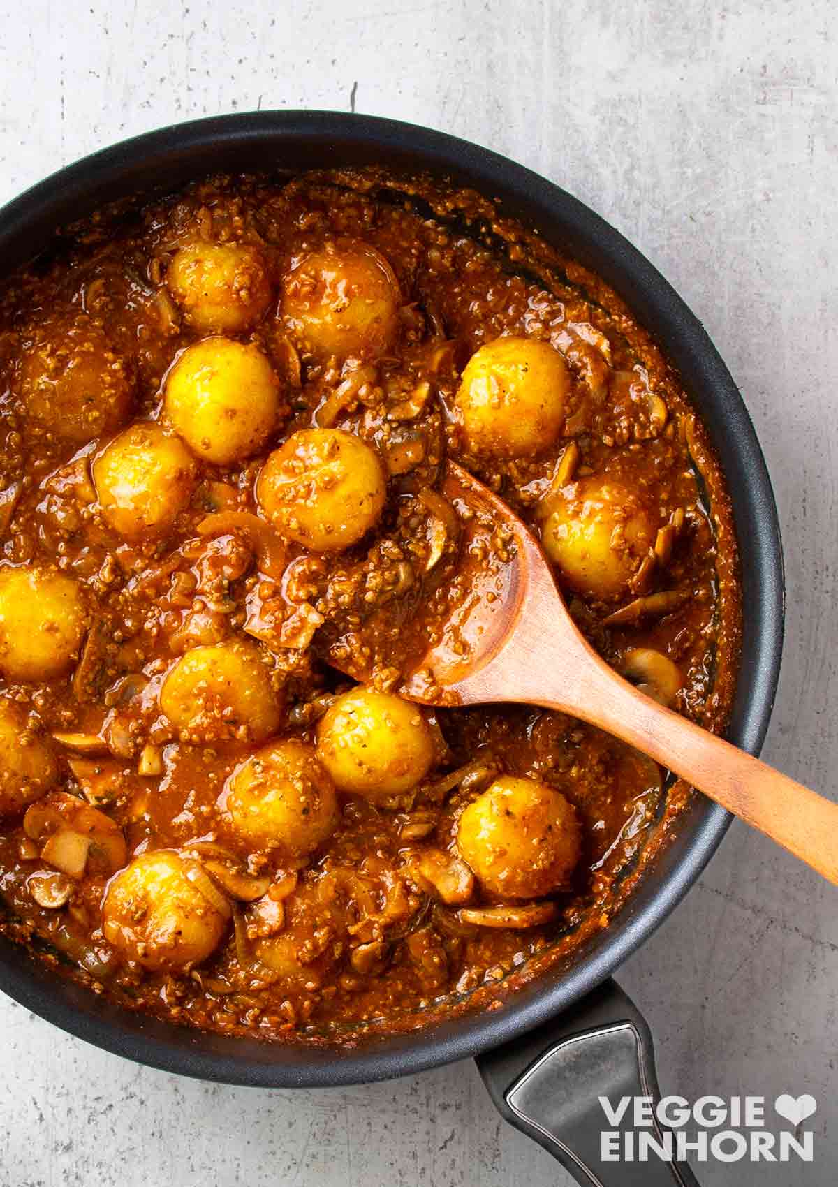 Herzhafte Mini Knödel Pfanne mit veganem Hack, Champignons und Zwiebeln Mini Knödel Pfanne mit veganem Hack, Champignons und Zwiebeln