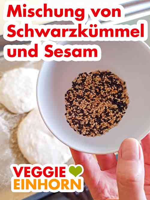 Mischung von Schwarzkümmel (Nigella) und Sesam Kleine Schale mit Schwarzkümmel Samen und Sesam