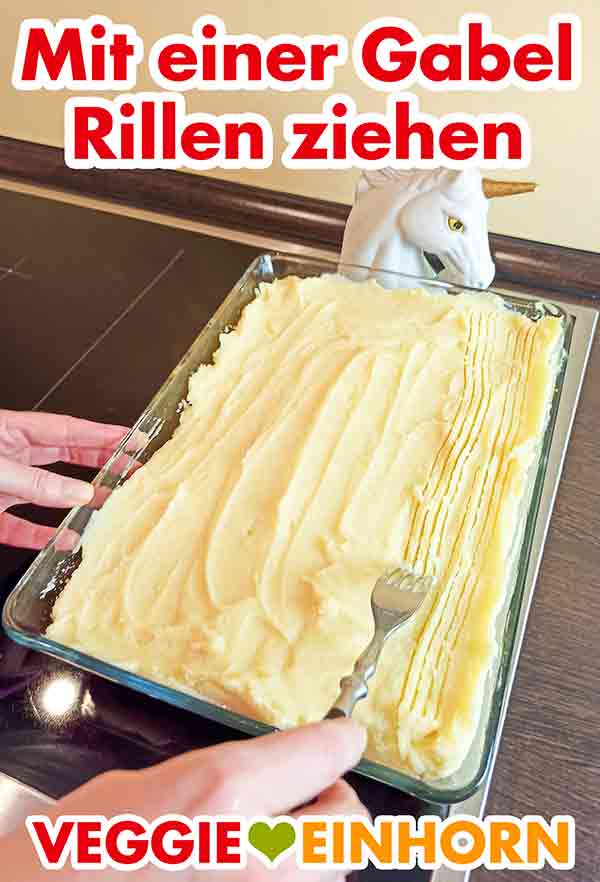 Du kannst mit einer Gabel Rillen in den Kartoffelbrei ziehen. Mit einer Gabel wird ein Rillenmuster in das Kartoffelpüree gemachtn