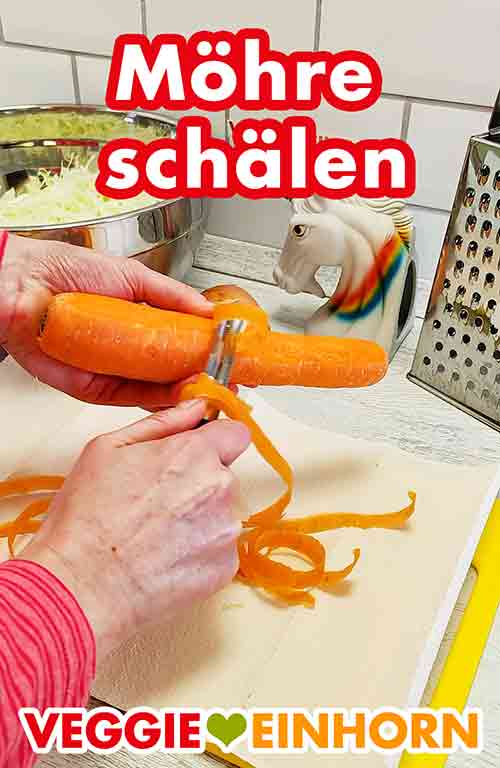 Schälen der Möhre Eine Möhre wird mit einem Sparschäler geschält