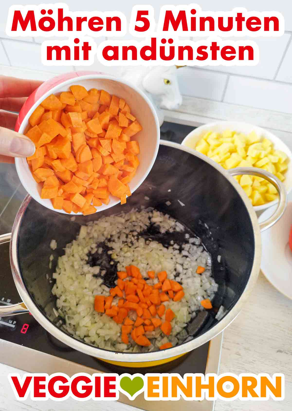 Die Karottenwürfel 5 Minuten mit andünsten. Möhrenwürfel werden in den Topf zugefügt.