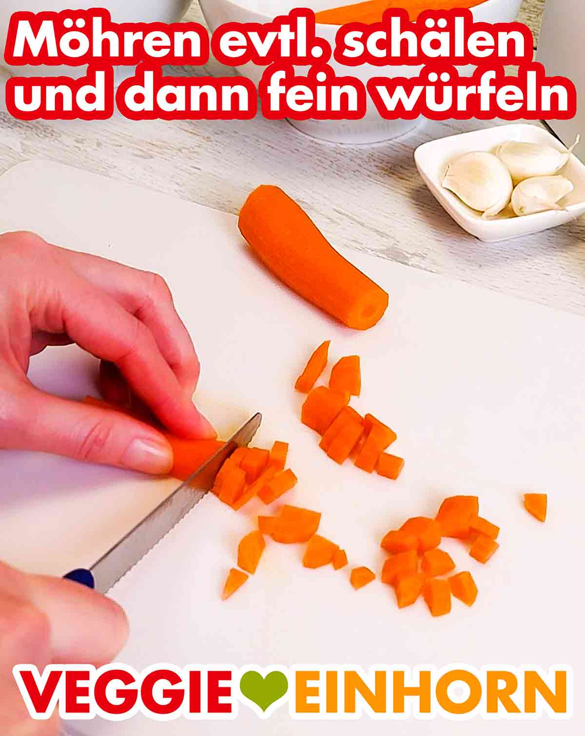 Klein schneiden der Karotten Möhren werden mit einem Messer gewürfelt