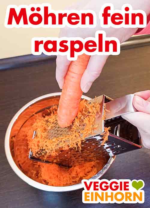 Die Möhren auf der Vierkantreibe fein raspeln Möhren raspeln auf Vierkantreibe