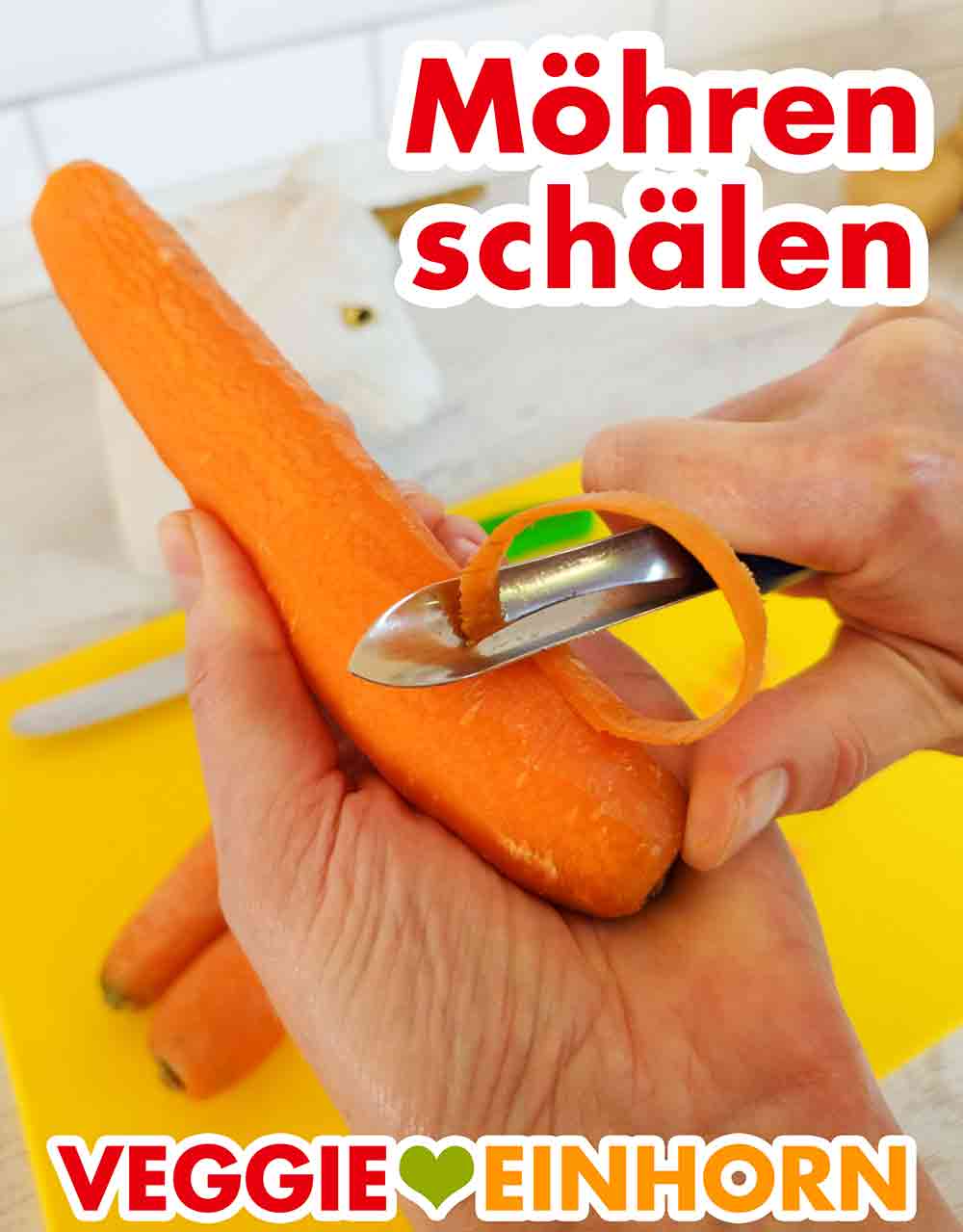 Schälen der Karotten Eine Möhre wird mit einem Sparschäler geschält.
