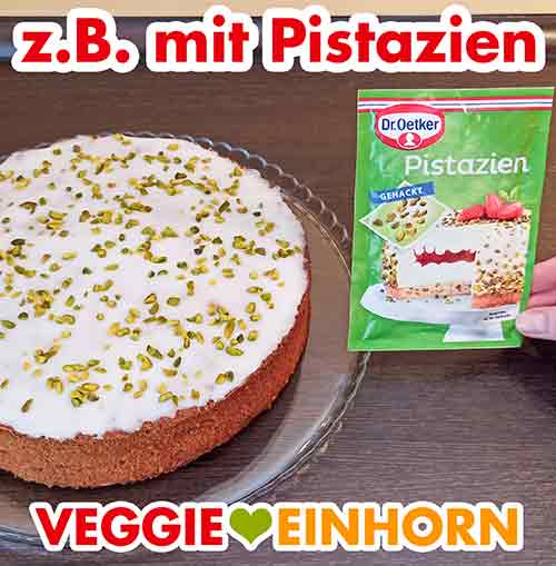 Gehackte Pistazien als Deko für den Möhrenkuchen Der Möhrenkuchen mit Pistazien Dekoration