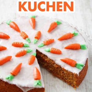 Möhrenkuchen mit Marzipanmöhren auf einer Tortenplatte