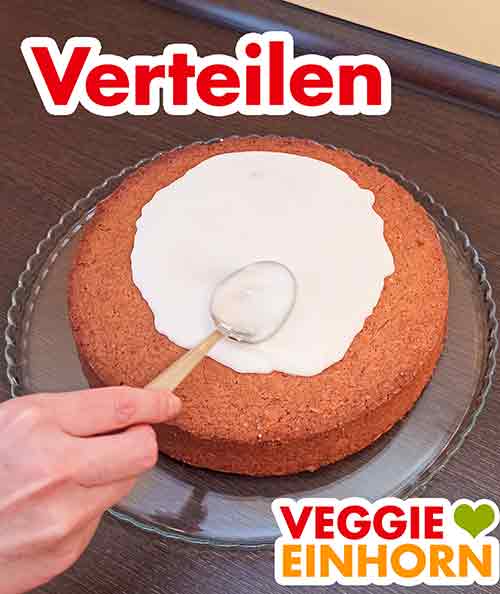 Glasur verstreichen auf dem Möhrenkuchen Zuckerguss auf dem Möhrenkuchen verteilen
