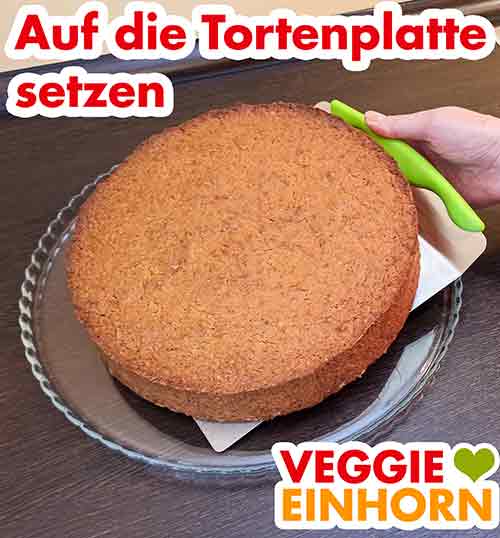 Möhrenkuchen mit dem Tortenretter auf die Kuchenplatte setzen Der Möhrenkuchen wird mit dem Kuchenheber auf die Tortenplatte gesetzt