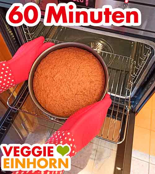 Der Möhrenkuchen ist fertig gebacken. Der fertig gebackene Möhrenkuchen wird aus dem Ofen geholt