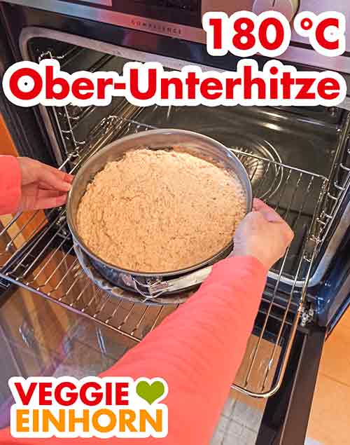 Der Möhrenkuchen kommt in den vorgeheizten Ofen Der Möhrenkuchen wird in den Backofen geschoben