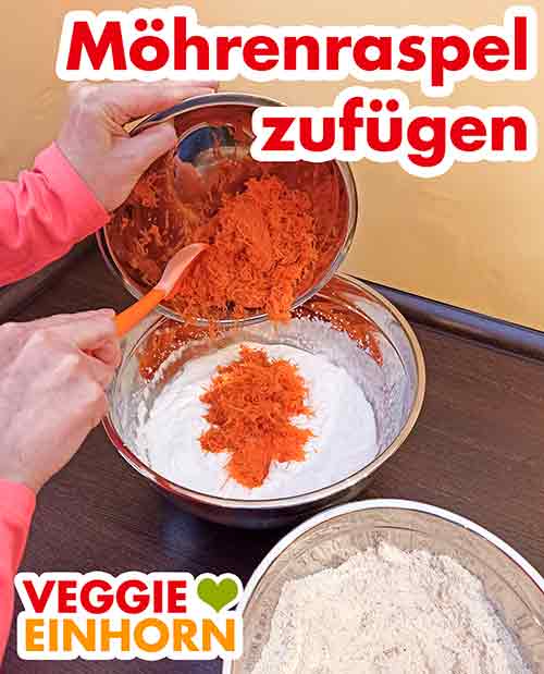 Geraspelte Möhren zur geschlagenen veganen Sahne zugeben Möhrenraspel zur Schlagsahne zufügen