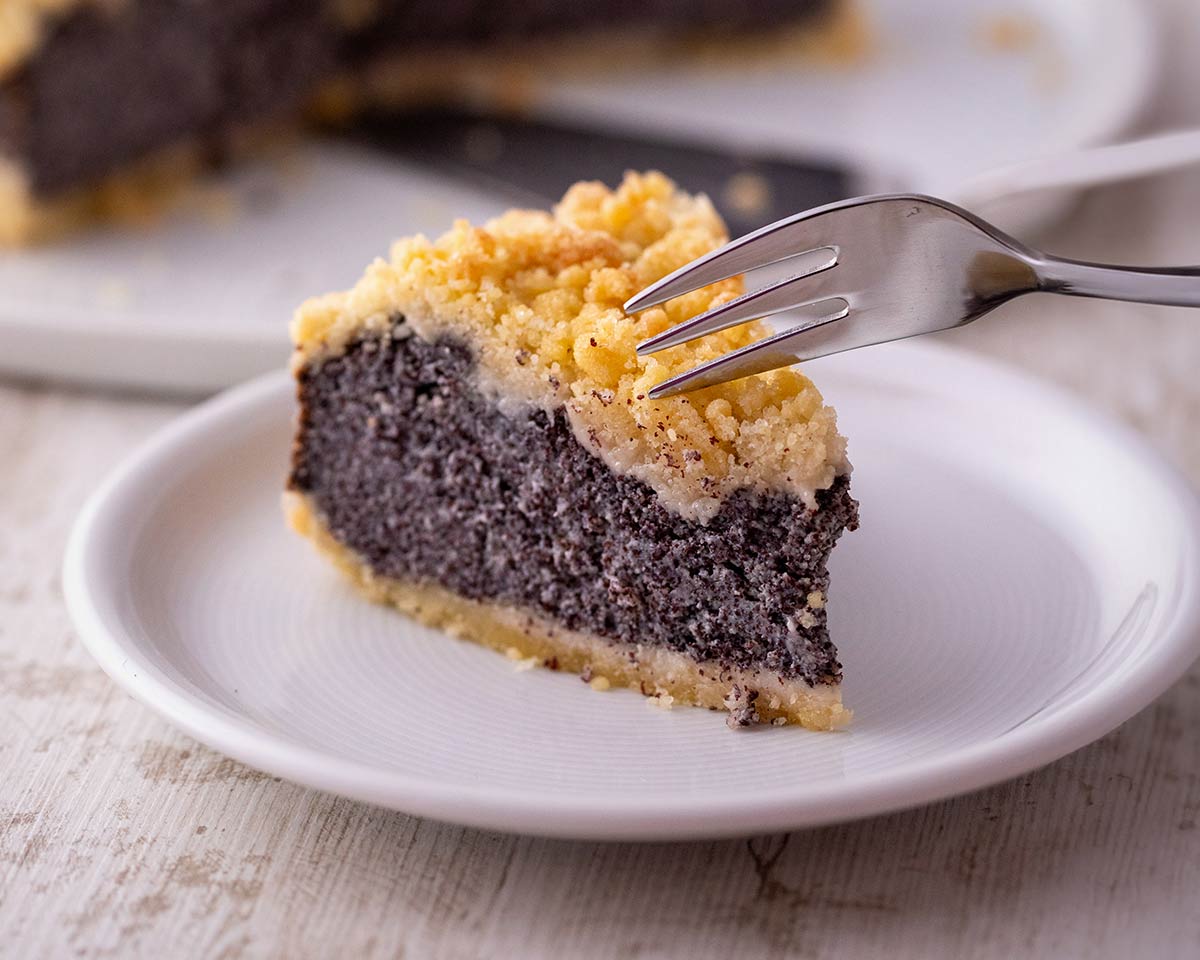 Ein Stück veganer Quark Mohnkuchen mit Streuseln