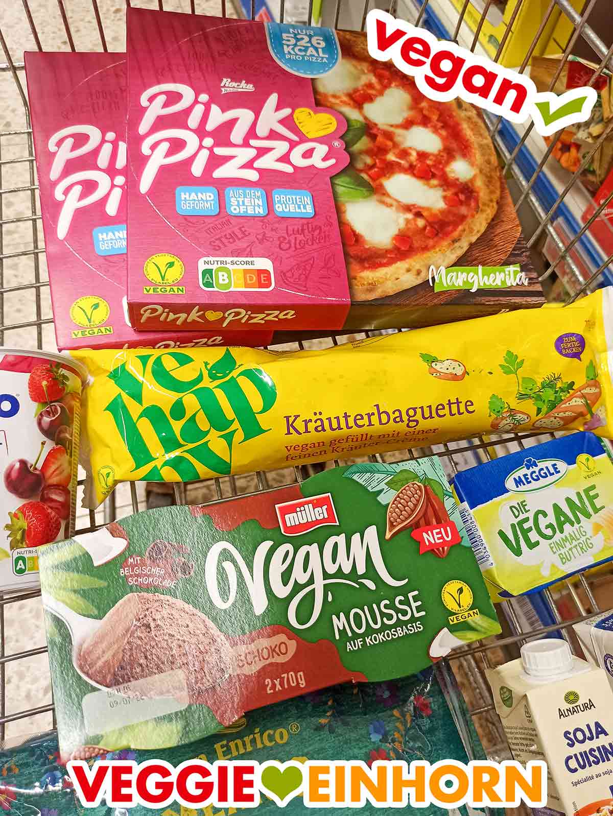 Veganer Lebensmitteleinkauf mit veganem Schokomousse von Müller Milch, Pink Pizza und anderen Produkten Müller Vegan Mousse Schoko mit anderen veganen Lebensmitteln im Einkaufswagen