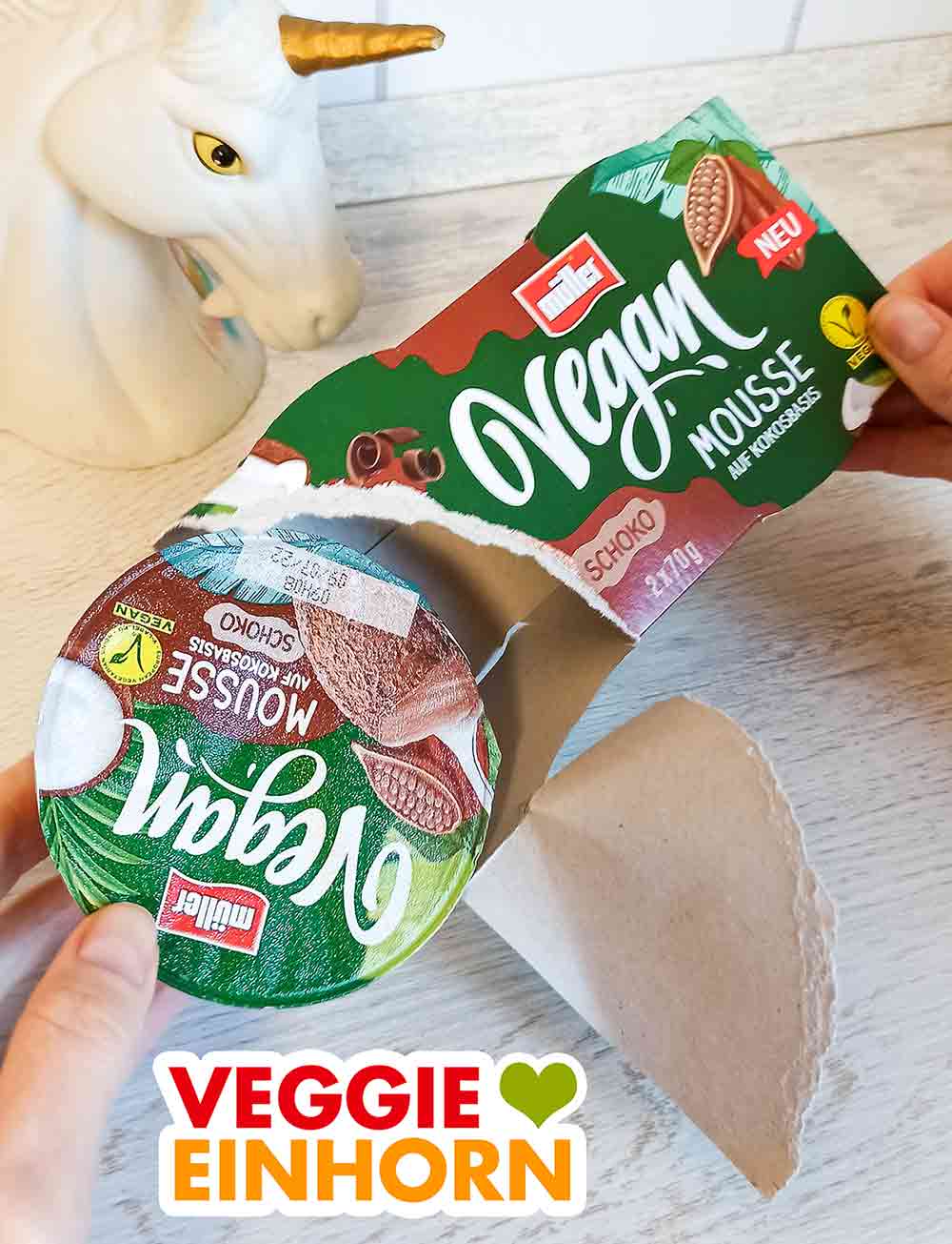 In der Packung sind zwei Becher mit veganer Mousse au Chocolat. Öffnen der Packung Müller Vegan Mousse Schoko