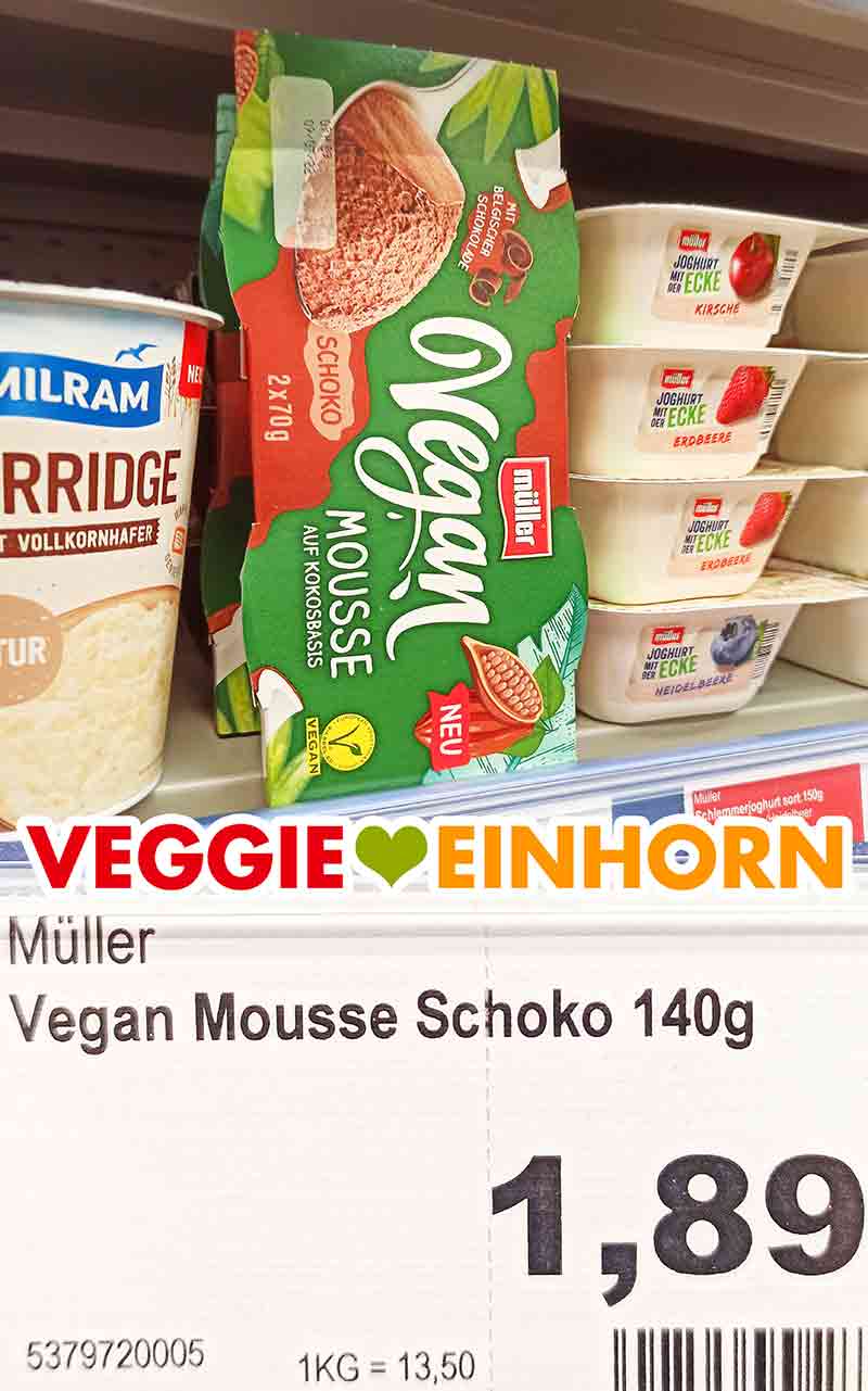 Das vegane Schokomousse von Müller Milch kostet 1,89 Euro. Müller Vegan Mousse Schoko im Regal bei Edeka