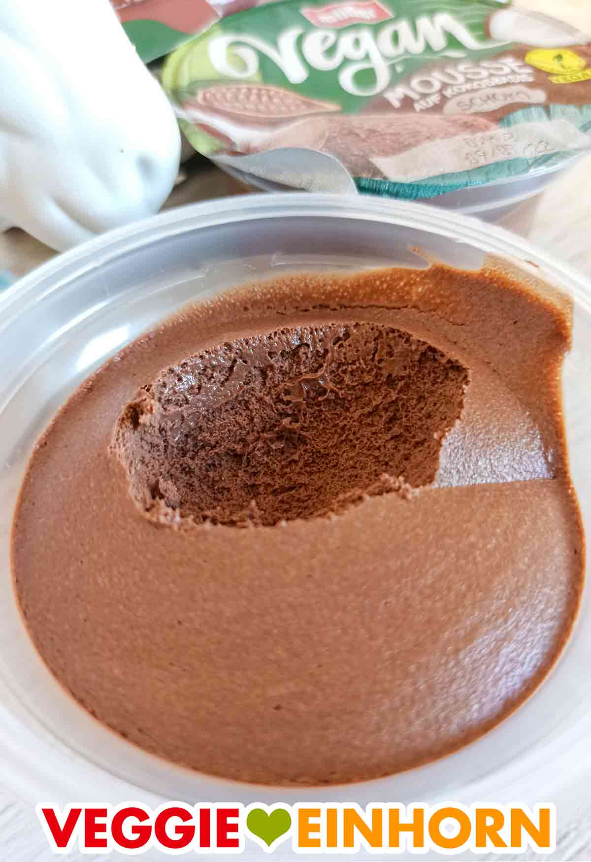 Die Vegan Mousse Schoko von Müller schmeckt sehr gut. Vegane Mousse au Chocolat von Müller im Becher