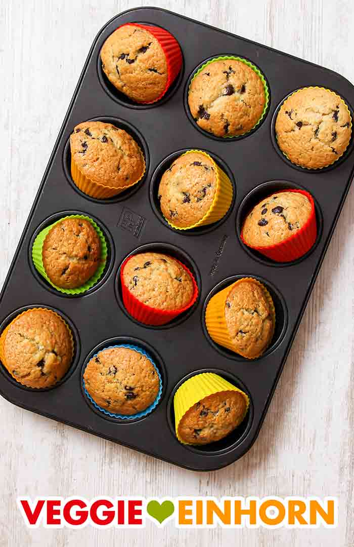 Die veganen Muffint mit Schokotröpfchen sind fertig. Muffinblech mit veganen Muffins mit Schokotropfen